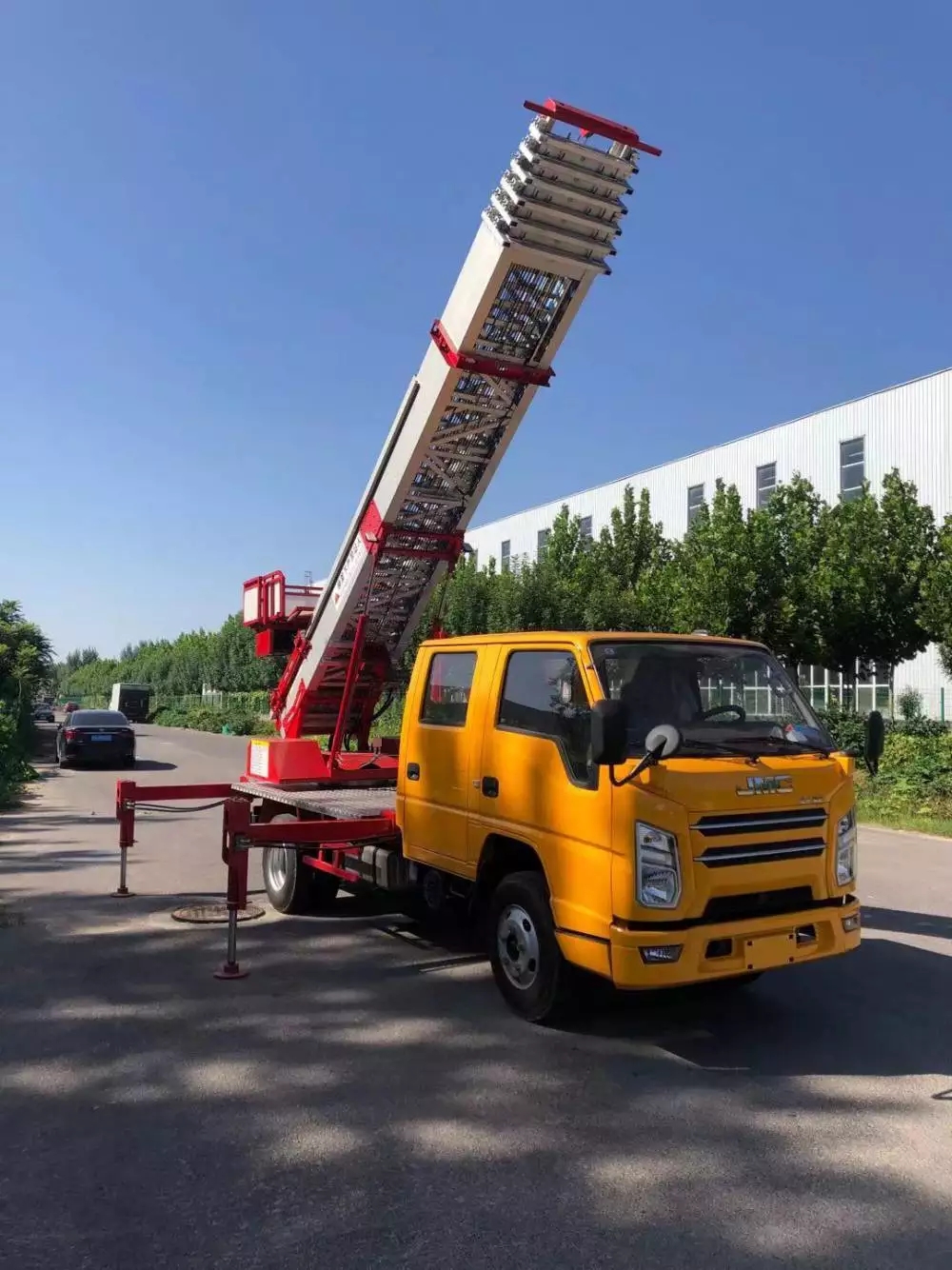 武安县附近的云梯车出租服务：轻松解决高空作业需求